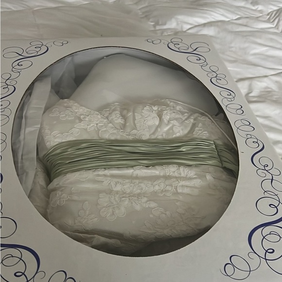 Watters Lace Wedding Dress - Picture 2 of 8